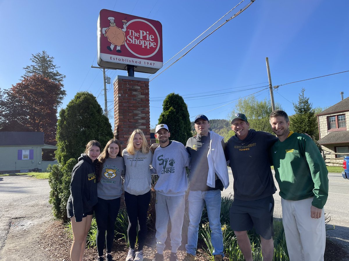 SVC_Alumni's tweet photo. Jym Walters, C’96 and a group of students and recent alumni embarked on a cross country journey at sunrise with the goal of visiting 48 states in 48 days this Summer. The first stop, The Pie Shoppe for donuts and coffee with Roger Wilson, C’96 and Jimmy Petruska, C’04! https://t.co/tfwpb8UhSo