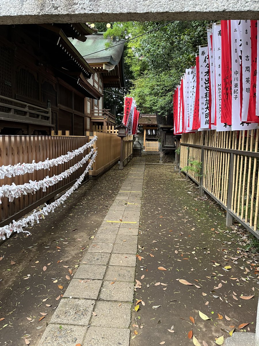 f_goshuin's tweet photo. 最後は代々木八幡宮です✨
新しい部署に異動したばかりなので、境内社の出世稲荷大明神で仕事運祈願をしてきました😆 https://t.co/6WSxpiLzez