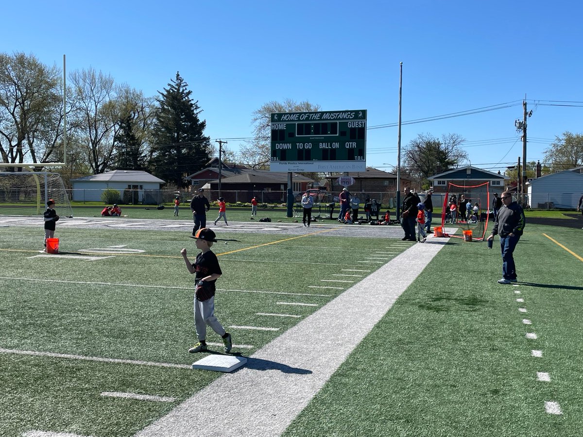 Epchs231's tweet photo. We were happy to host the @EPbaseballclub for their training at our @EPCHSFootball field over the weekend! 

#EPBC #EvergreenPark #EPPride https://t.co/Vs76HxoFAd