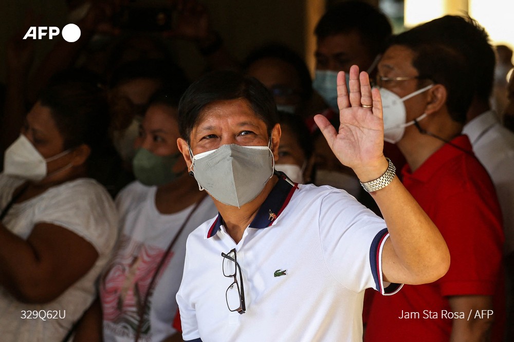AFP's tweet photo. #UPDATE The son of late Philippines dictator Ferdinand Marcos commanded a massive early lead in the presidential election on Monday, according to an unofficial tally of results that pointed to a historic landslide victory https://t.co/Kb49xYITVN #PHVote https://t.co/Gpx6AGVzi6