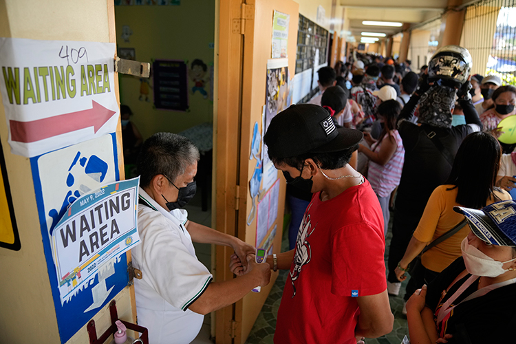 sunstaronline's tweet photo. Bongbong Marcos Jr. leads #PHElection2022 unofficial count https://t.co/1wqzybClWo https://t.co/QOOWb2vS4D