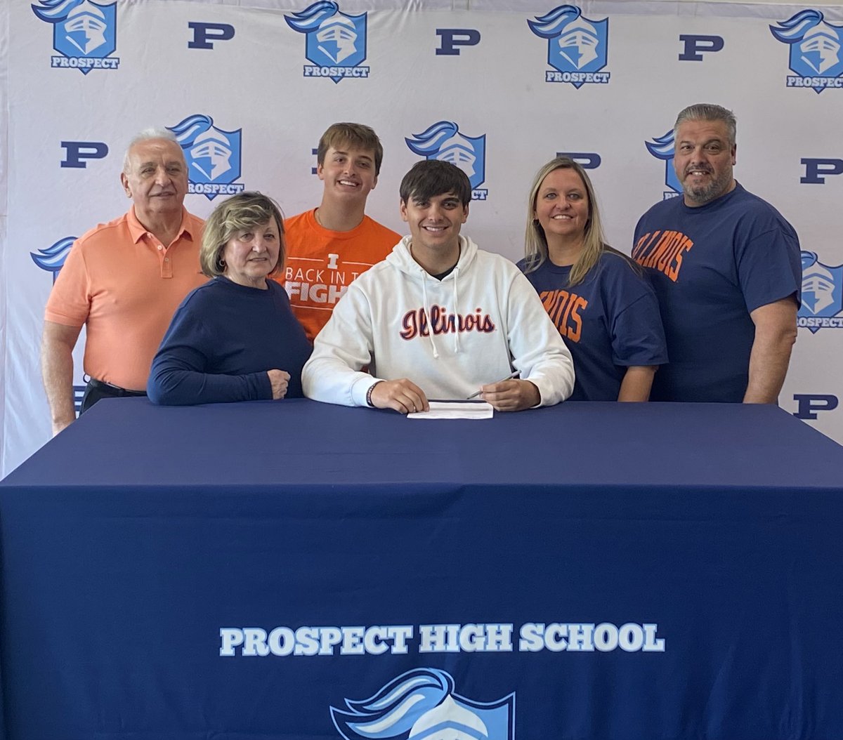 TimBeishir's tweet image. Great start to Monday morning! Sam Tsagalis signing to compete for @IlliniFootball An absolute privilege to coach this guy for 4 years. Sam joins @PHSKnightsFBall alumni @PalczewskiAlex on the OL &amp;amp; @LZardzin24 in 🔶🔷 #StepAndStayOnTrack #D1 @bigten #MultiSport ✍️ #ILL #OLPride