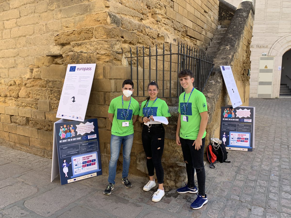 mgmmaths's tweet photo. Un aplauso a nuestra @trassembajada por la labor tan importante que están desarrollando en @IesTrassierra a manos de @EduardoCCalzado y por su gran aportación en la #gymkhanaeuropea por Córdoba con el apoyo de @EuropeDirectCor #gymkhana #DiadeEuropa #FelizDíaDeEuropa https://t.co/P1V6P4r3yt