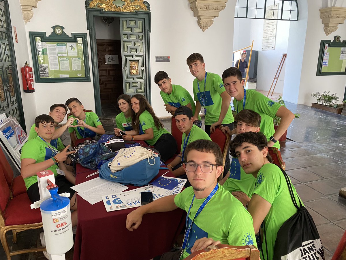 mgmmaths's tweet photo. Un aplauso a nuestra @trassembajada por la labor tan importante que están desarrollando en @IesTrassierra a manos de @EduardoCCalzado y por su gran aportación en la #gymkhanaeuropea por Córdoba con el apoyo de @EuropeDirectCor #gymkhana #DiadeEuropa #FelizDíaDeEuropa https://t.co/P1V6P4r3yt