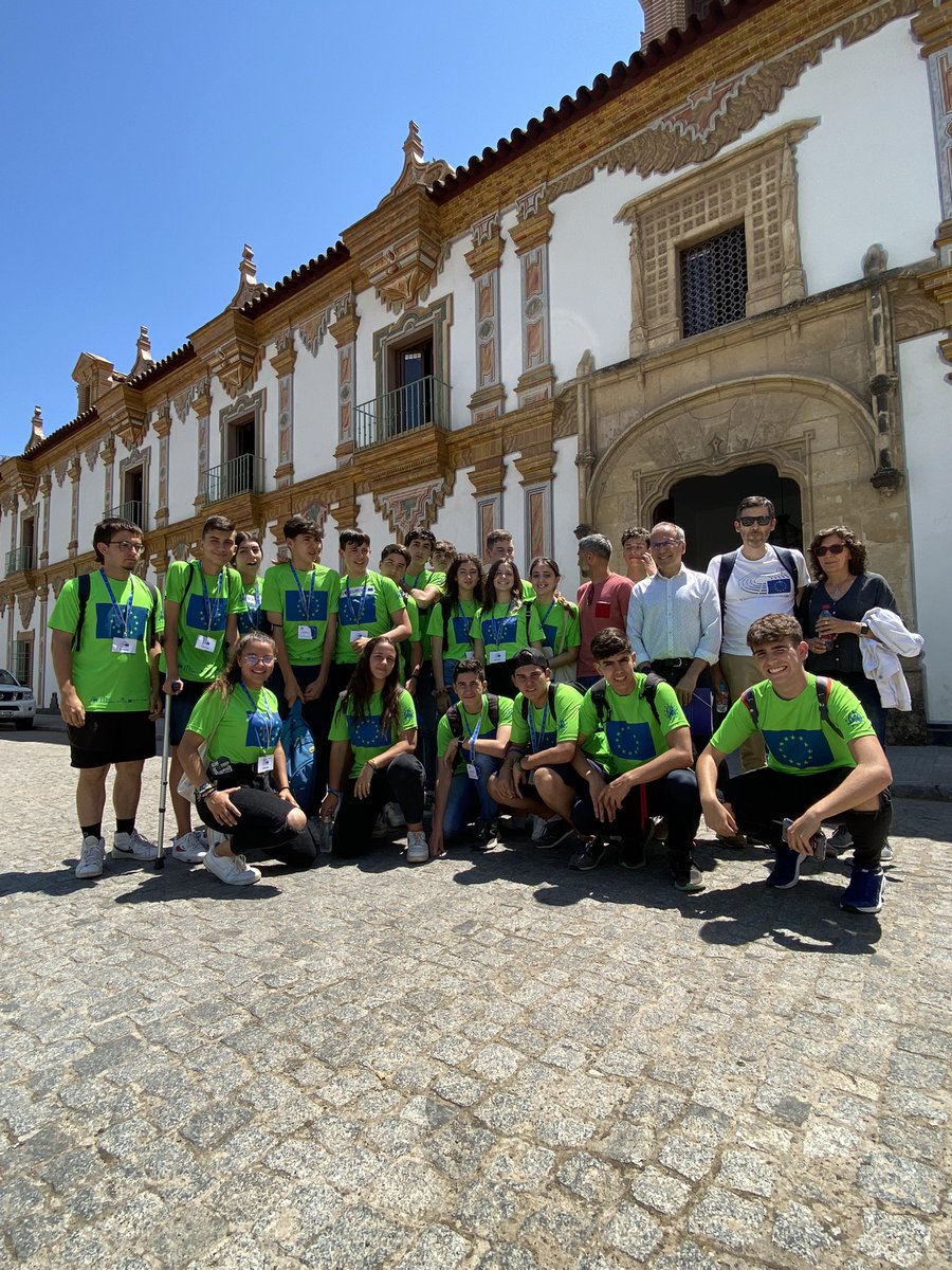 mgmmaths's tweet photo. Un aplauso a nuestra @trassembajada por la labor tan importante que están desarrollando en @IesTrassierra a manos de @EduardoCCalzado y por su gran aportación en la #gymkhanaeuropea por Córdoba con el apoyo de @EuropeDirectCor #gymkhana #DiadeEuropa #FelizDíaDeEuropa https://t.co/P1V6P4r3yt