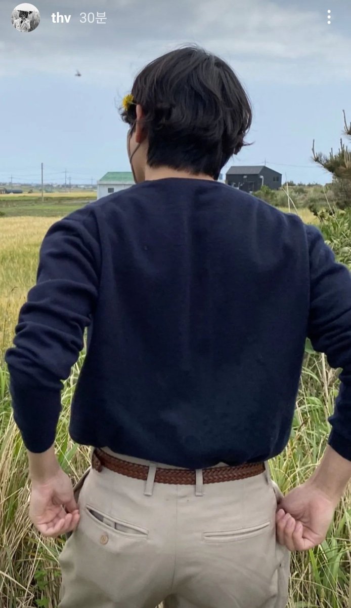 goldsuga0613's tweet photo. 손등 힘줄이랑 등짝이 넓은것만 눈에
들어오냥😁😁🤣🤣🤣🤣
저 강쥐가 나같네 지켜보고 있따~~~아🐶🐶🐶흐미
경건하게 트랙리스트나 맞이하자!!
Let's stream #BTSStream #BTS_Butter on all music platforms @BTS_twt https://t.co/nrxLUTqYMX
