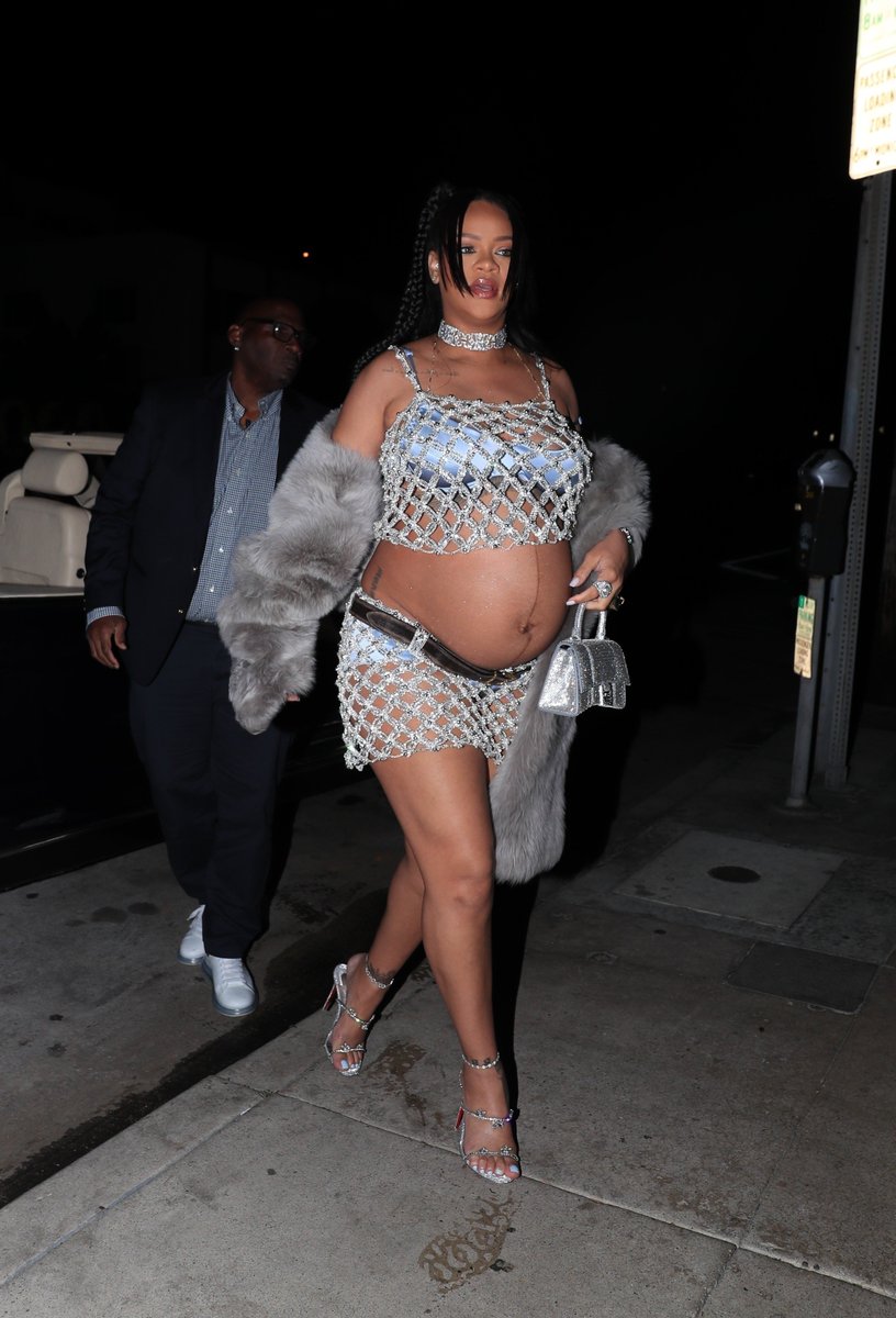 GalerieRihanna's tweet photo. Rihanna dines at Giorgio Baldi restaurant, Santa Monica (May 8, 2022) https://t.co/F0MgZ7Gz5O