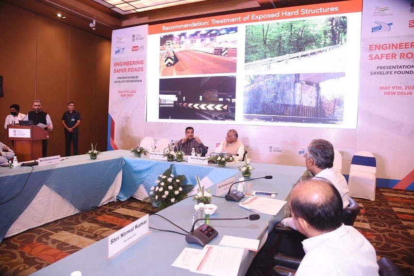 nitin_gadkari's tweet photo. SaveLIFE Foundation after thorough research gave a detailed presentation on Repetitive road engineering issues leading to road crashes and fatalities in New Delhi today. https://t.co/IbmprecZNy