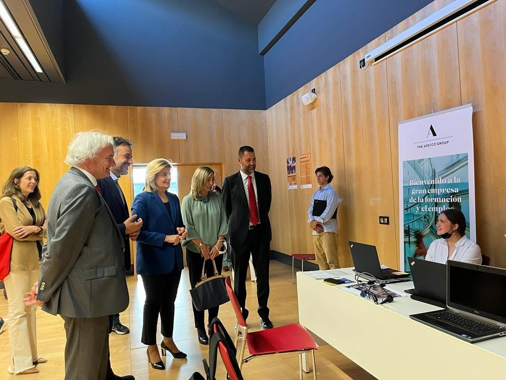 🚩 CREADE Pozuelo
El secretario de Estado de Migraciones <a href="/JesusJPerea/">Jesús J. Perea</a> visita junto a la presidenta de <a href="/Fundacion_Ceoe/">FundacionCEOE</a>  <a href="/fatimaempleo/">Fátima Báñez</a> el punto de asesoramiento laboral para personas desplazadas de #Ucrania en el centro de refugiados de Pozuelo que ha abierto hoy