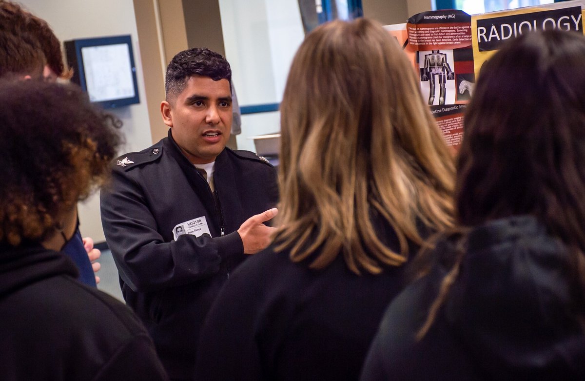 NavyMedicine's tweet photo. NMRTC Bremerton staff used their expertise as care providers in a unique way on May 6. Instead of caring for the sick and wounded, they were educating and inspiring the future of our country. https://t.co/YcB1MODwd8
#NavyMedicine #4Ps #4pspeople #NHB #NMRTCBremerton https://t.co/XnO92bNYUM