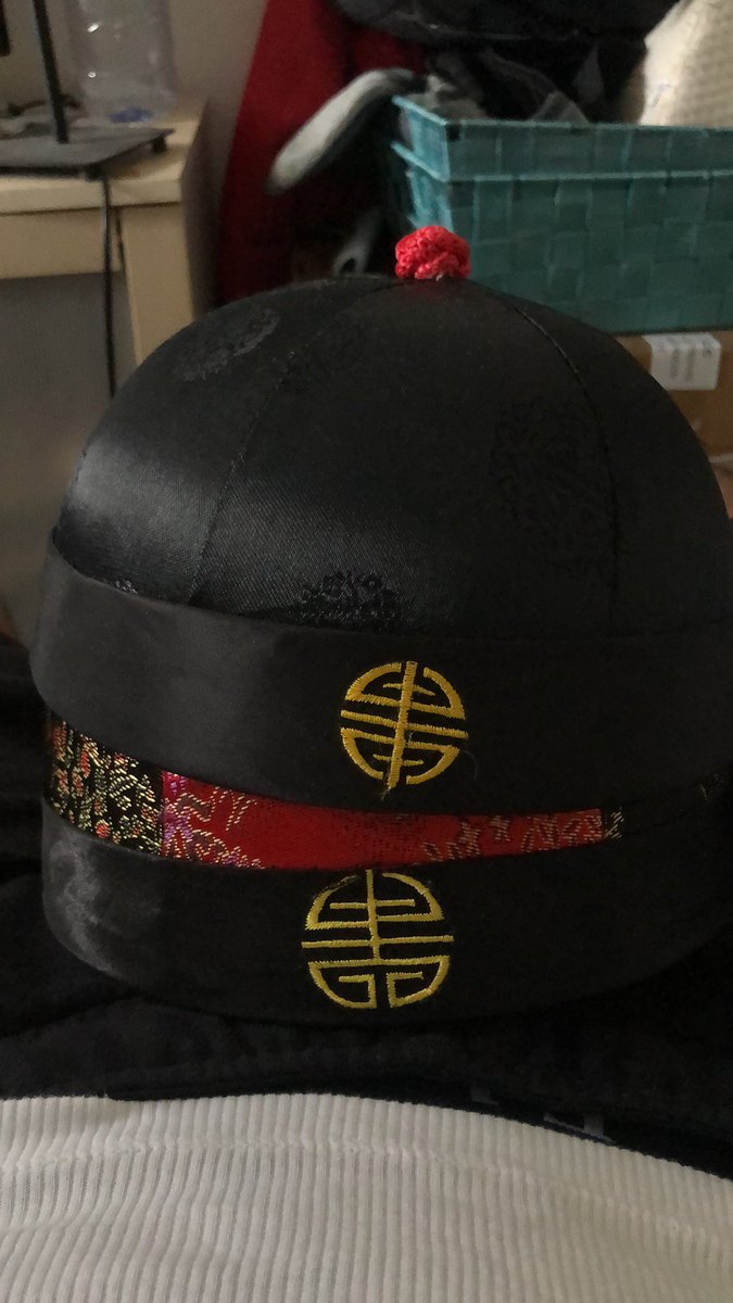 aminethugo1's tweet photo. Je vends ces chapeaux chinois, satinés et brodés d’un fil de soie. https://t.co/8AhjMBhWGH