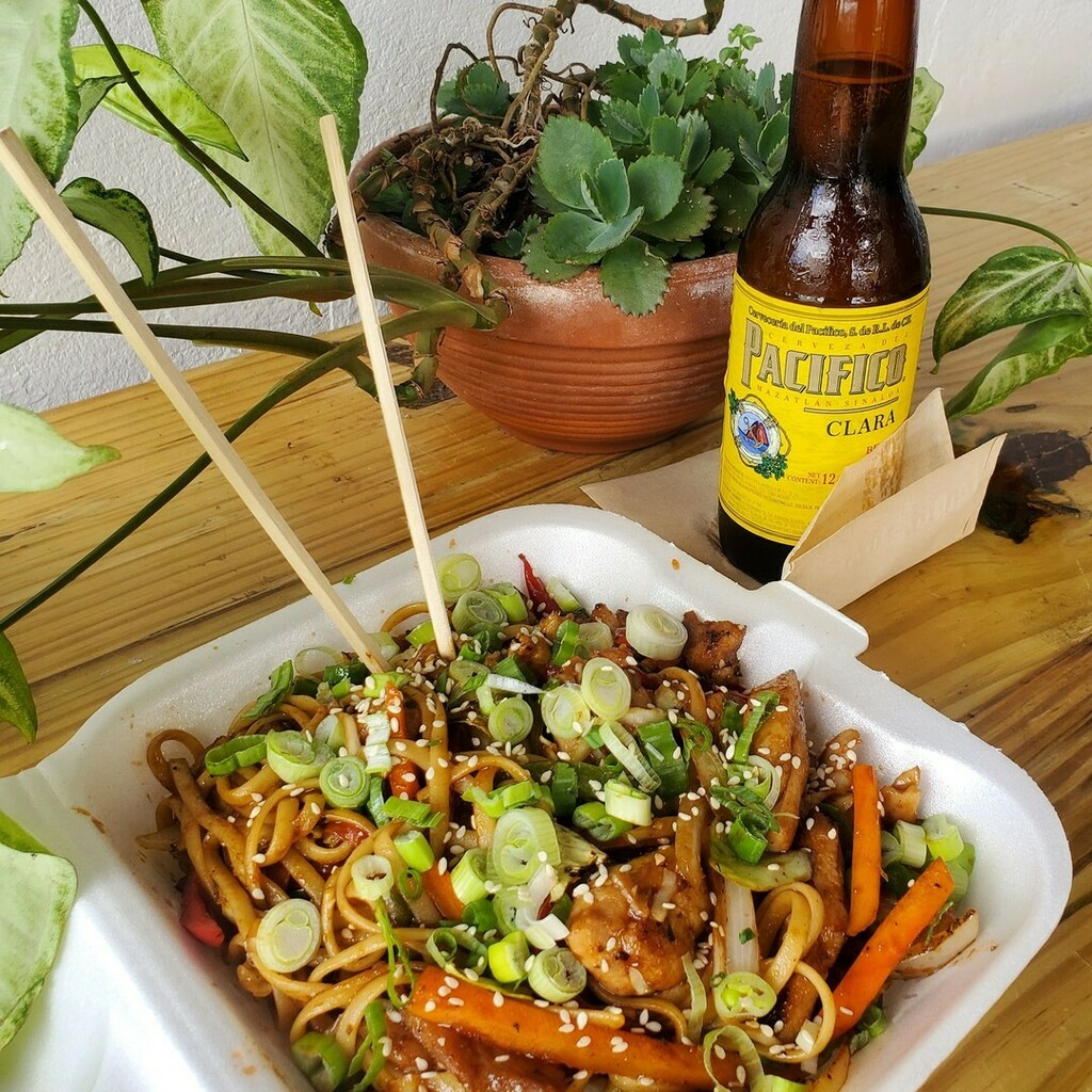 Kamakura_PR's tweet photo. El yakisoba es un plato preparado con vegetales frescos, jengibre, ajo, salsas japonesas, cebollín y ajonjolí.

¡Pídelo con pollo, cerdo, camarones o solo vegetales, y acompáñalo con una cervecita! 🍻

#yakisoba 
#noodles 
#ginger 
#scallions 
#pacifi… https://t.co/dZGIq4DKyf https://t.co/eyEi7QQVSM