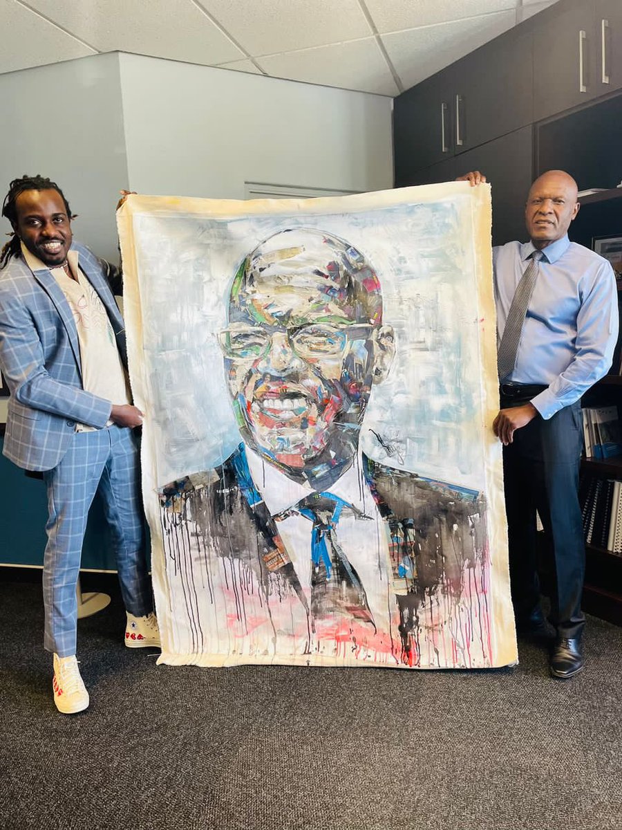 TomAlweendo's tweet photo. A pleasure to have had a conversation with visual artist @HageMukwendje, who draws inspiration from 🇳🇦 real life experiences for his 🎨🖼.

Shinning spotlight on local talent - A few weeks ago, his artwork was auctioned to @totalenergies for N$500,000 at the @NIEConference. https://t.co/OGBMaAA5ip