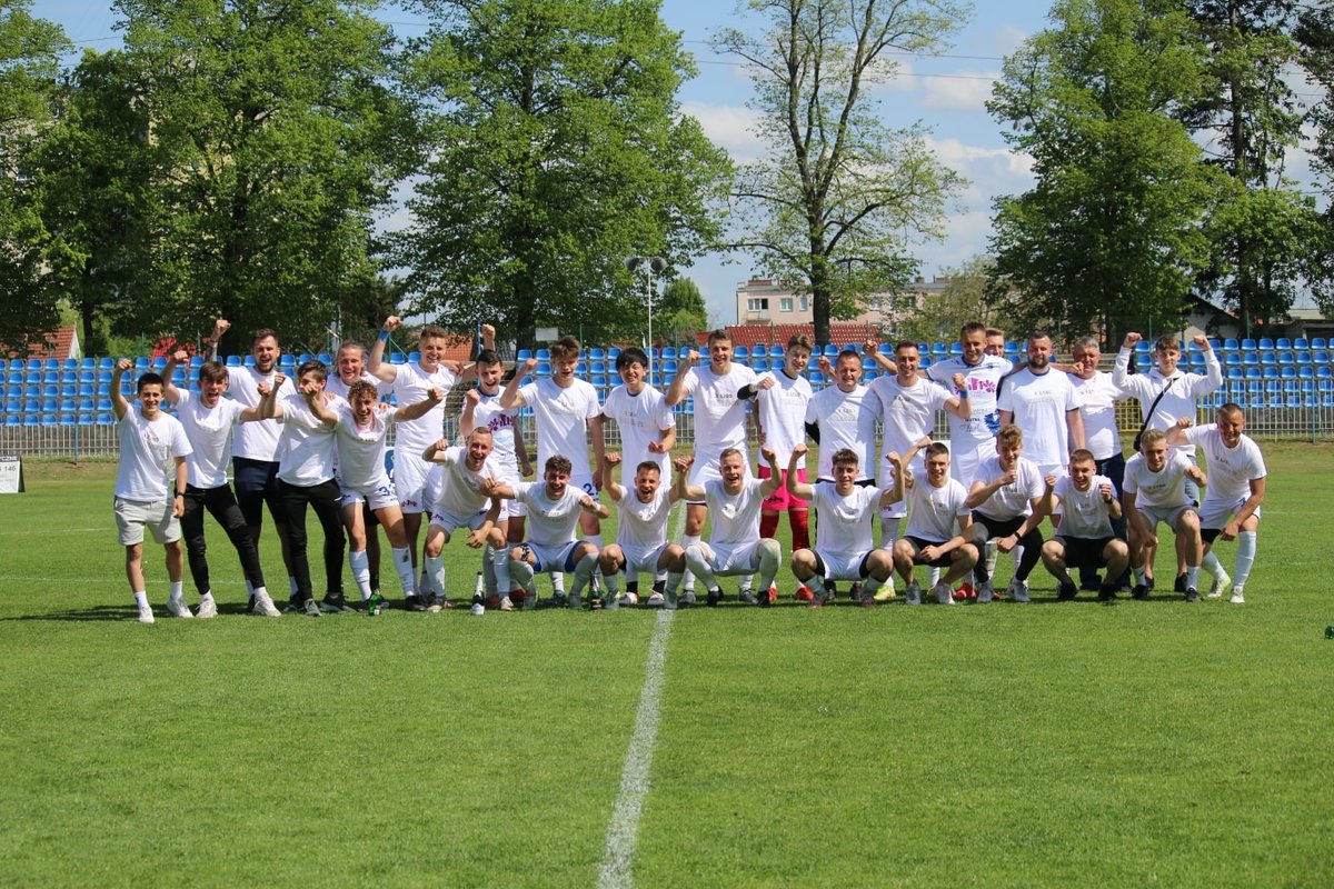 ChrobryGlogowSA's tweet image. I brawo dla Gorzowa 👏

@StilonGorzow z zasłużonym awansem do 3 Ligi. Gratulacje! 🤝

Fot. Stilon Gorzów