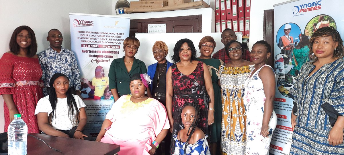 DynamicFemmes1's tweet photo. Un contrat de partenariat a été signé ce 09 mai 2022 entre 03 associations et Dynamic Femmes, dans le cadre de la réalisation efficiente du projet "Mobilisations Communautaires pour l'Activisme en matière d'Avortement dans les Régions Méridionales du Cameroun. APROJED,AFHAC,SASCO https://t.co/IIMcKedrSo