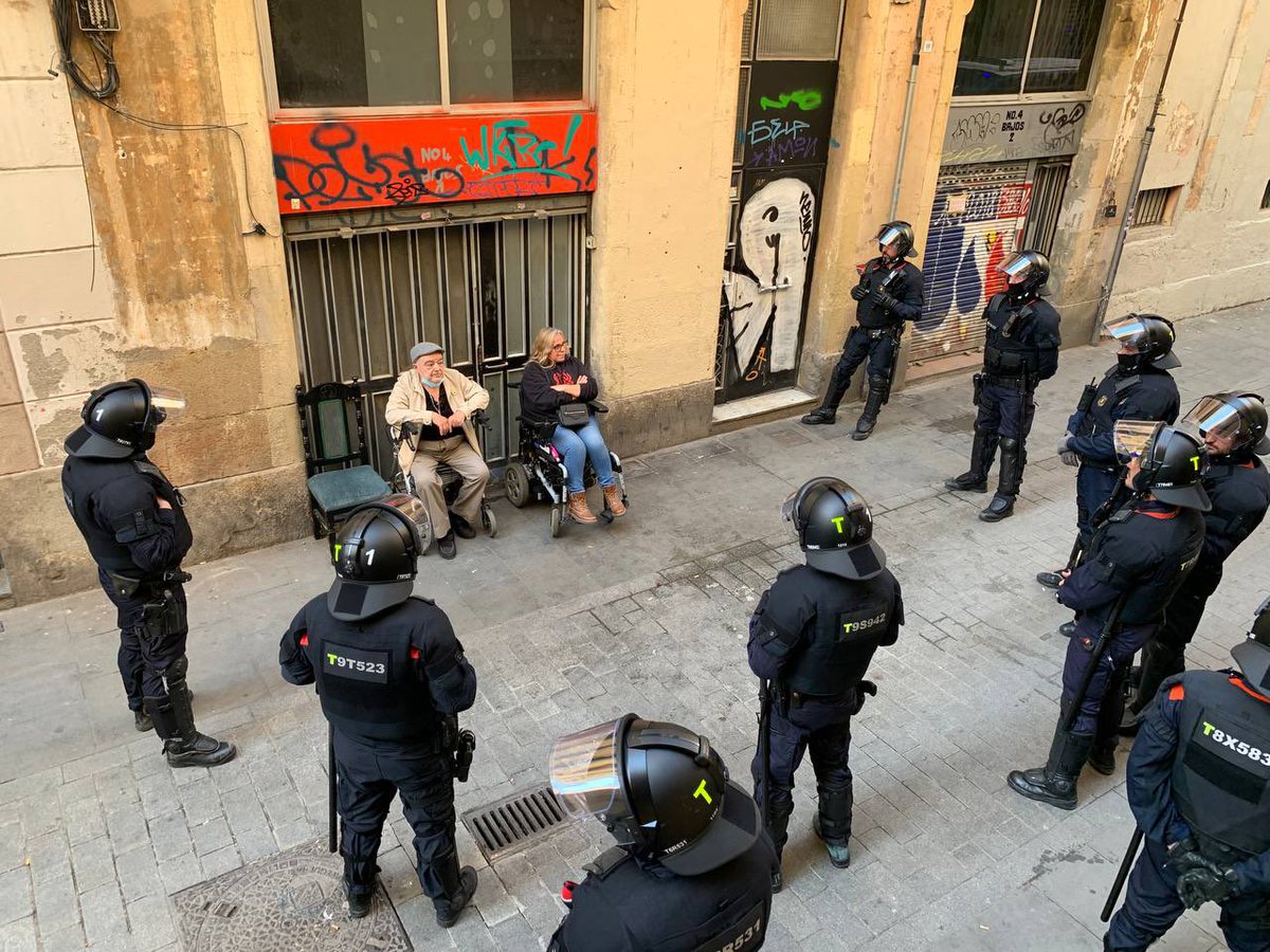 FonsiLoaiza's tweet photo. Hoy, los Mossos han desahuciado a una familia en el Raval de Barcelona mientras el niño se encontraba en el colegio. La foto de la vergüenza: 10 agentes para 2 personas mayores en silla de ruedas. [Imagen: @RavalSindicat] https://t.co/MIiHjgPHOs