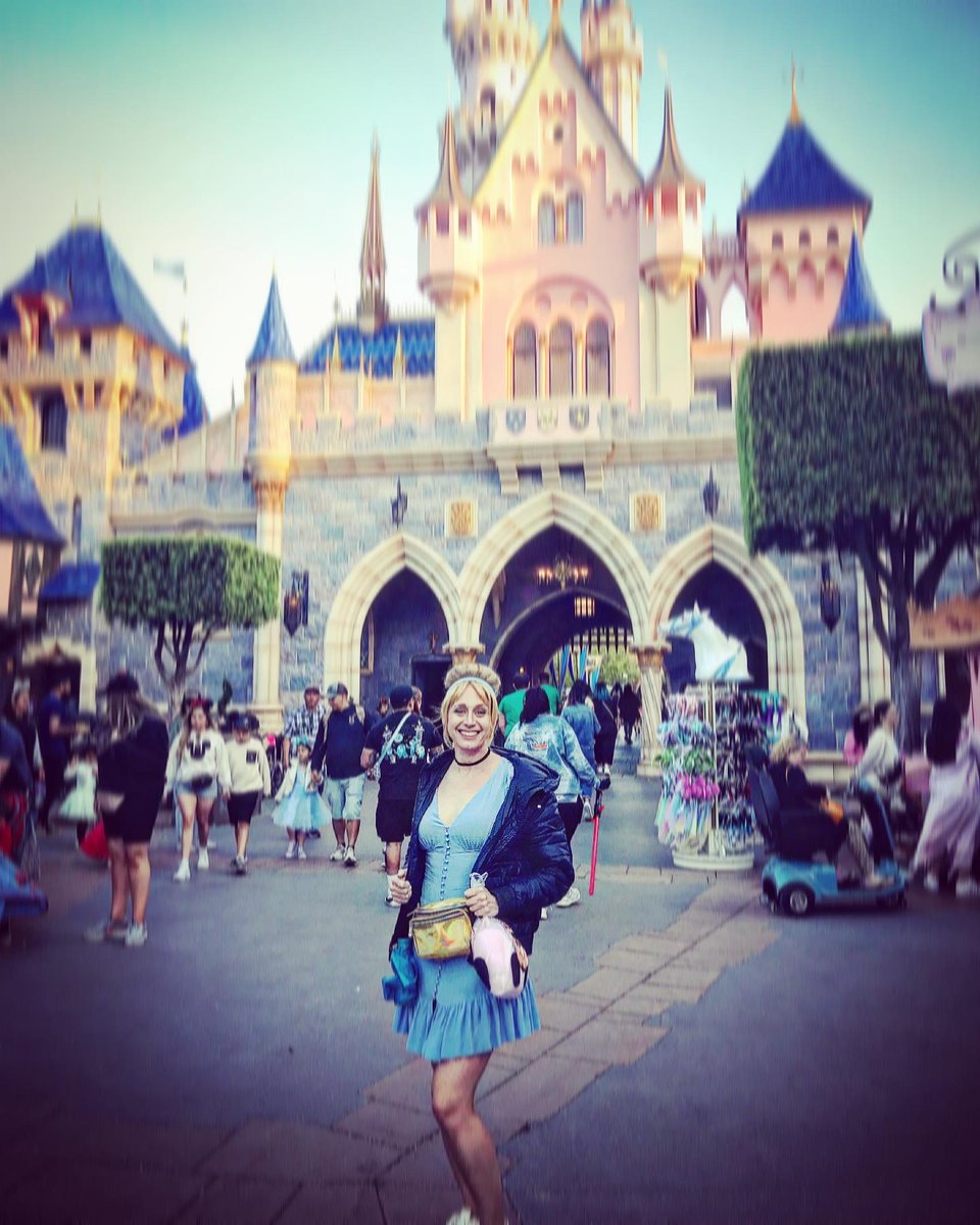 vorpahlsword's tweet photo. Disney bounded as Cinderella yesterday, and lemme just tell you, the kids (and cast members) LOVED it! I friggin love dressing up 🥰🏰✨🎇💖 https://t.co/Wu4uplvrp8