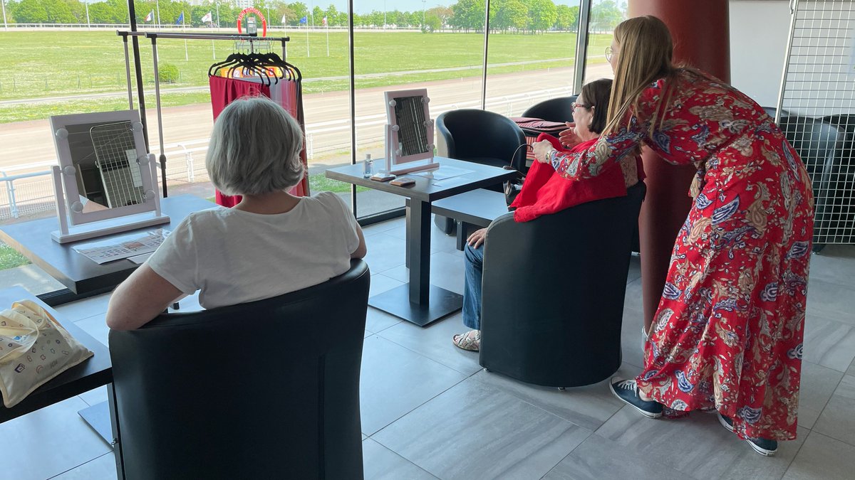 VilledeReims's tweet photo. Atelier yoga, #luminothérapie ou encore réfléxologie : de nombreuses activités sont organisées aujourd'hui à l'@HippodromeReims par l'#ARFO en partenariat avec la ville de Reims et le @DptMarne, à l'occasion du lancement de la semaine de la nutrition et du #BienÊtre. https://t.co/i15z6H5LeD