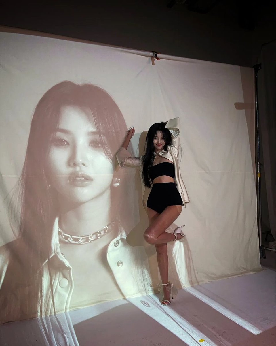 2yeonpic's tweet photo. just soyeon feeling herself . https://t.co/K9gJ7dANI0