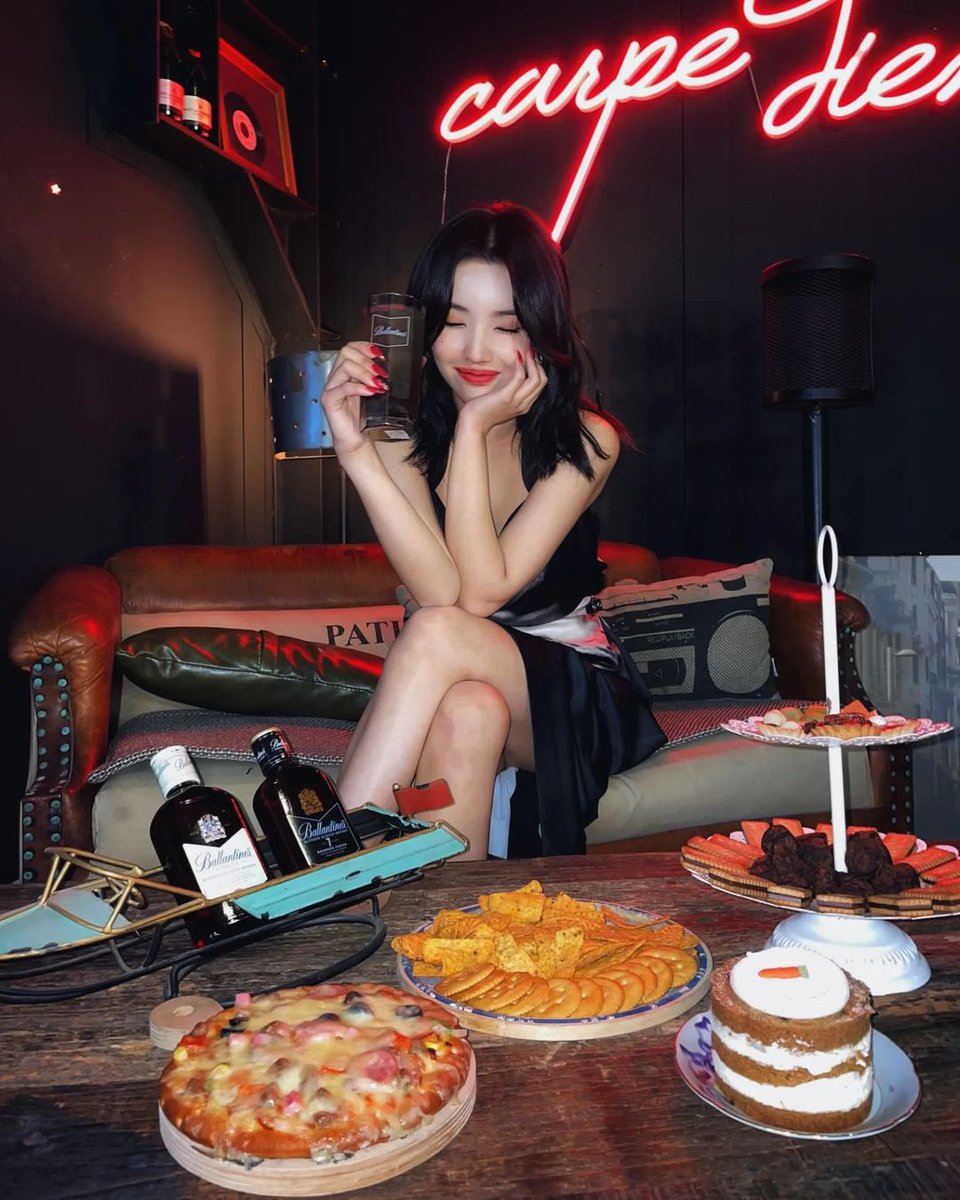 2yeonpic's tweet photo. just soyeon feeling herself . https://t.co/K9gJ7dANI0