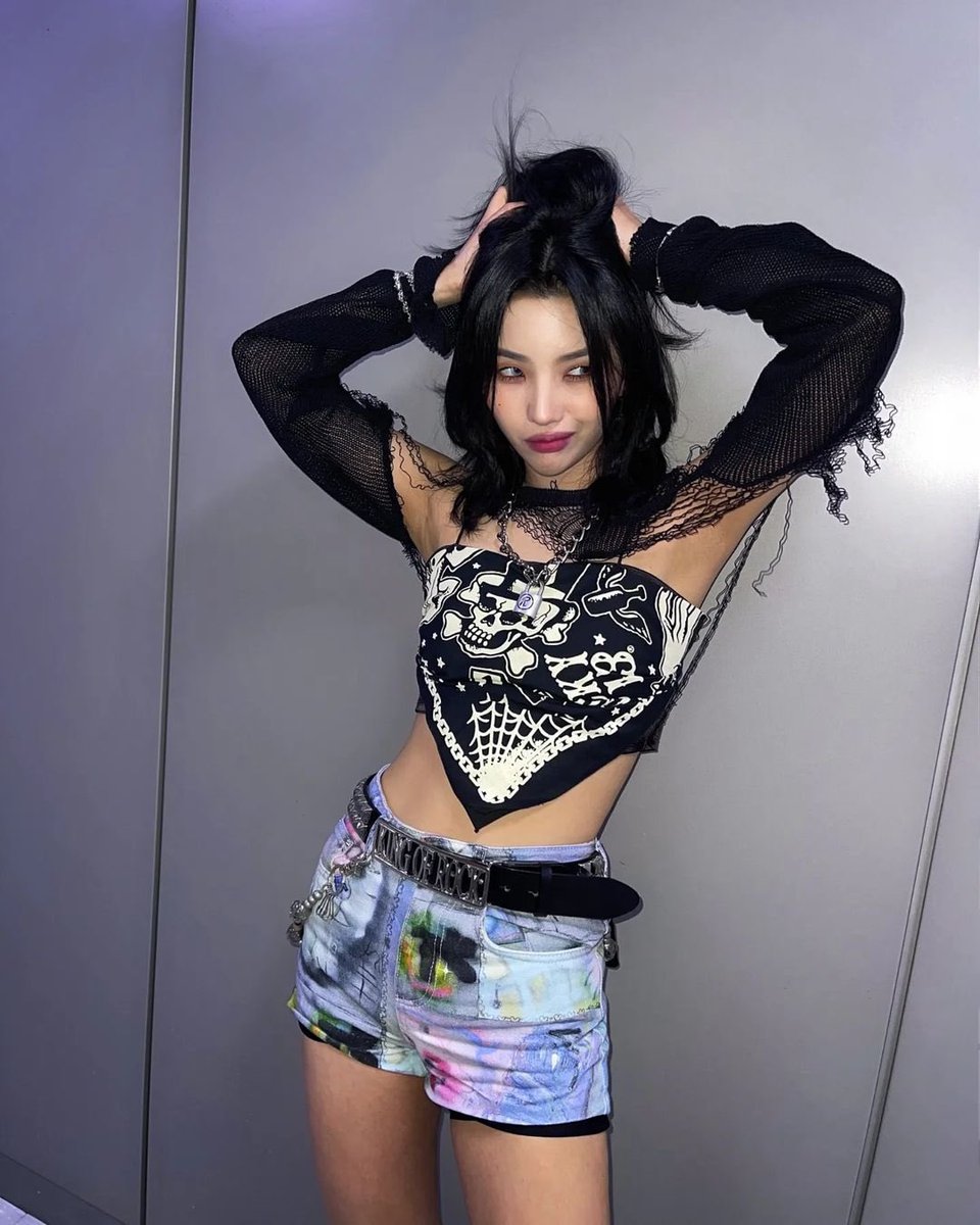2yeonpic's tweet photo. just soyeon feeling herself . https://t.co/K9gJ7dANI0