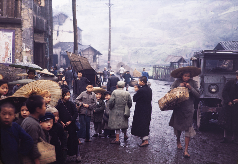 vischina's tweet photo. Children in street, with British vehicle, Chongqing, 1945

Fiddament, Arthur Collection
Photograph by Arthur Fiddament
Rosemary Booker
RB-t0888
https://t.co/mtTURS4XIO

#chinesehistory #britishhistory #chongqing #historyincolor #historyincolour #chinesecity #historyphotographed https://t.co/SOzGy5UsTy