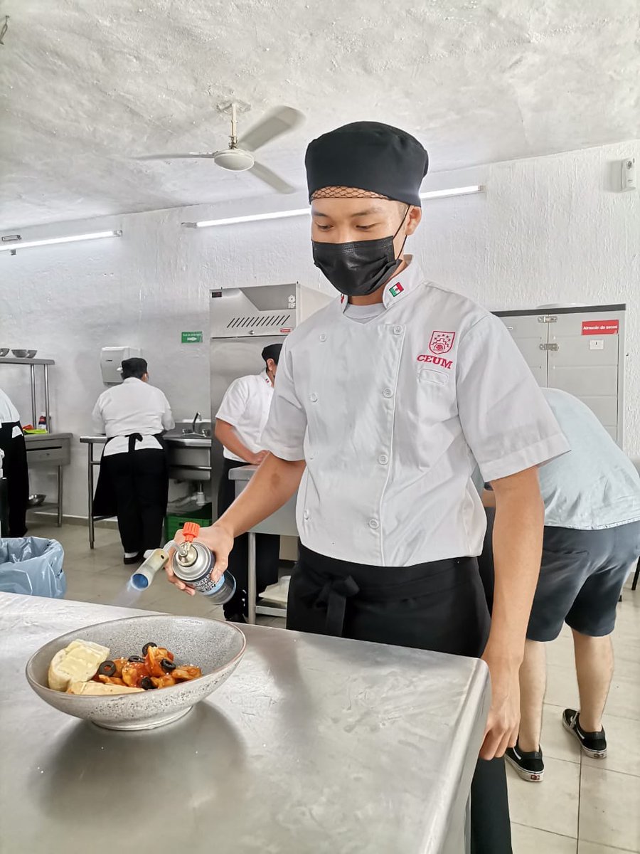 ceummx's tweet photo. Alumnos de 4to semestre de la Licenciatura en Gastronomía, relaizaron prácticas en la materia de Gastronomía Mediterránea. #SomosCEUM #somosgastronomia https://t.co/NFPk8cw3P8