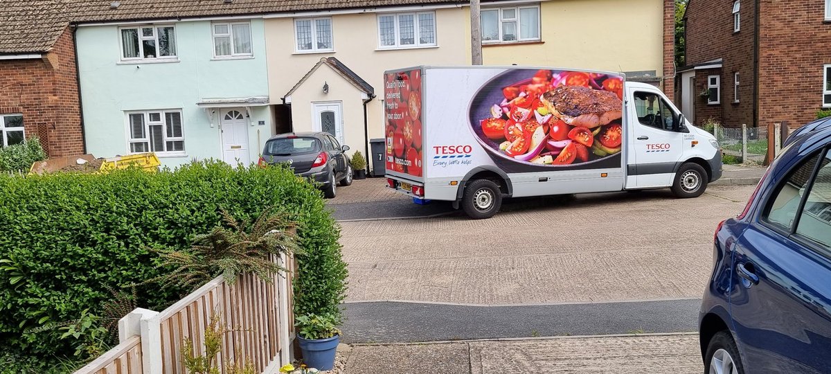 roxwelldragon's tweet photo. @Tesco wonderful parking from your delivery driver across a drive and on the path https://t.co/28GpZXprNM