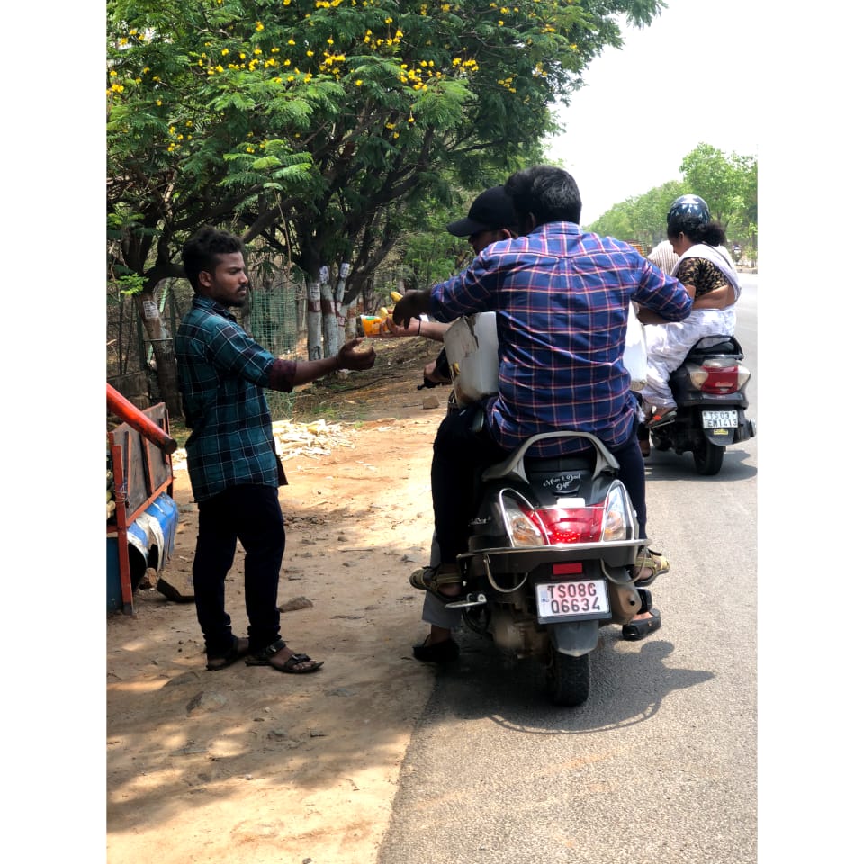 HumanityYou's tweet photo. On the Eve of Humanity in you first Anniversary, we have distributed Butter milk and Bananas to the road side people ..

#donation #fooddrive #buttermilkdrive #donate #help #helpingothers #caring #HIY #foundation #humanitarianorganization #humanity https://t.co/2cbDwJgbHG