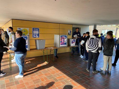 Junge Menschen für Demokratie und Wahlen interessiert dlvr.it/SQ27yP