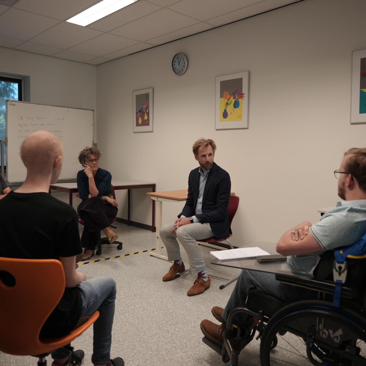 Ook als je een lichamelijke beperking of chronische ziekte hebt, moet je natuurlijk (op je eigen tempo) mee kunnen doen op school. Op De Monnikskap in Nijmegen kan dat. Hier zitten leerlingen met en zonder beperkingen samen op school. Een mooi voorbeeld van onderwijs op maat.👏🏼