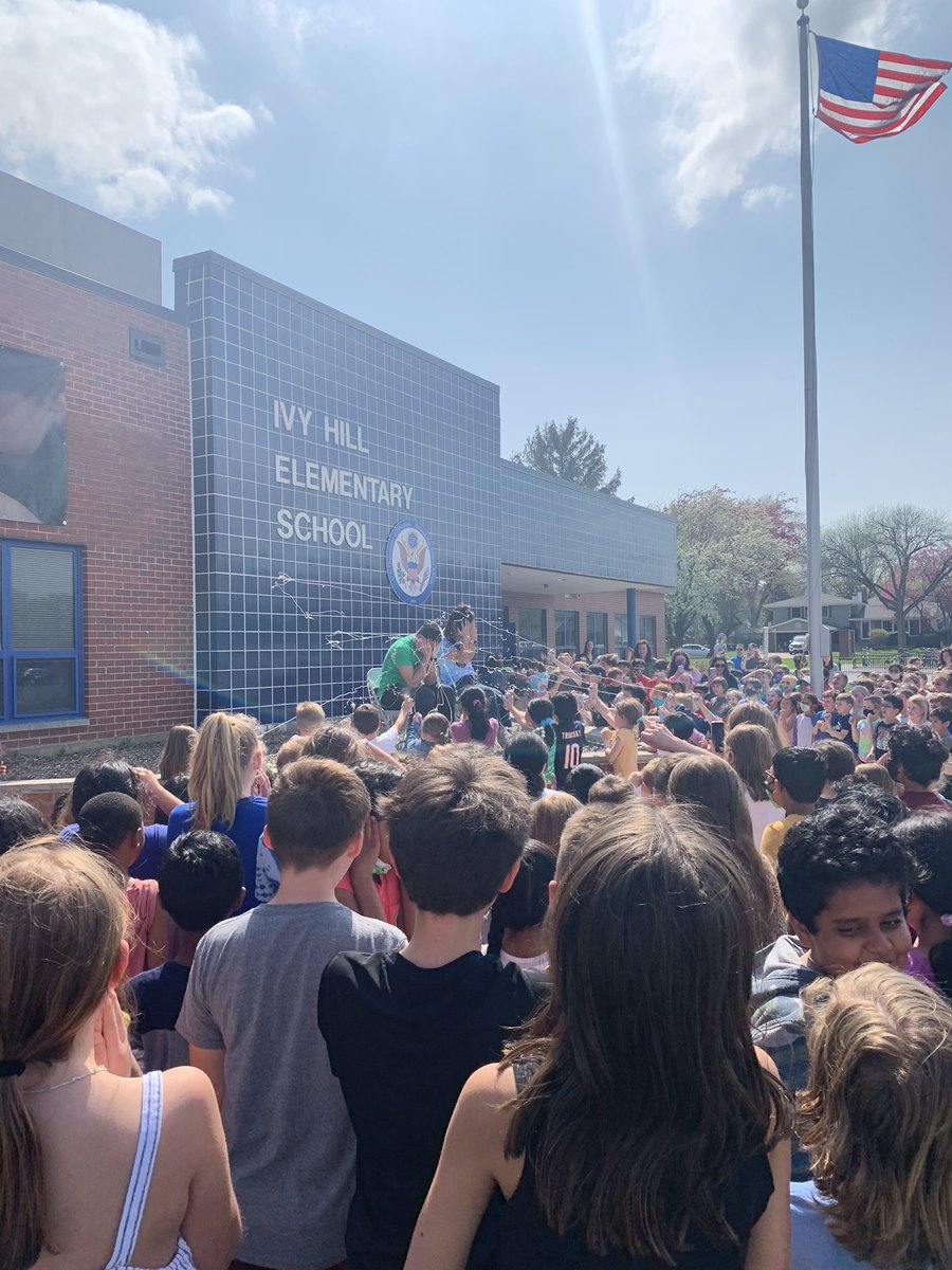 MrsFoxLPS's tweet photo. What a fun end to the school day! It’s not everyday you get to silly string your principal! #ivyhillleague https://t.co/08phQiaKr0