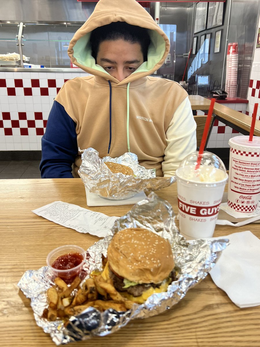 thewashedbros's tweet photo. Thank you for that payout @Twitch
We eating today π€π€
#hiJaime #thewashedbros #2Bros #5Guys #ayo #foodies https://t.co/pVZmwVUP7Z