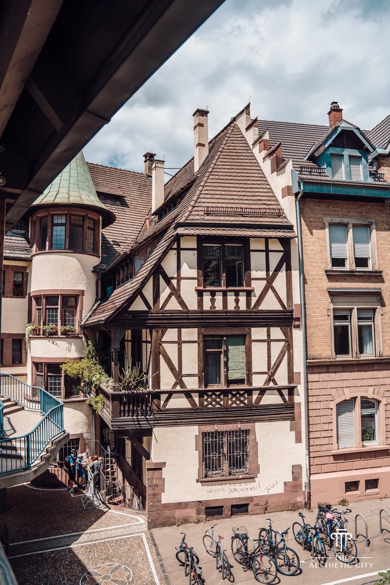 Aesthetic_City's tweet image. One of my favourite urban aesthetics; half timbered houses and colorful, ornate stonework.

The right building is the Historisches Kaufhaus (Merchant's Hall) from 1520.

Freiburg, Germany