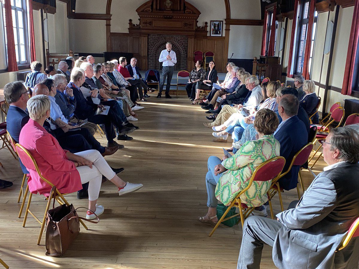 xavierbertrand's tweet image. A la tête de la Région, j’ai besoin de m’appuyer sur des députés ancrés dans notre territoire, qui sauront accompagner nos dossiers et nous défendre. @LFoutry est de ceux-là : un élu de la droite et du centre qui portera la voix des territoires. #PourVousDéfendre