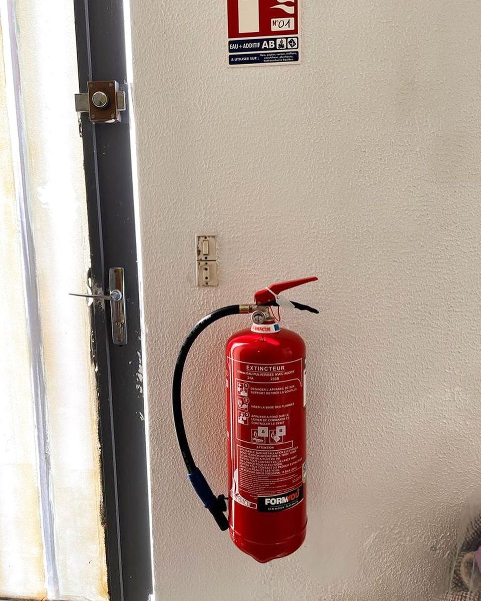 FormYou6's tweet photo. 👉 Installation d’#extincteurs 🧯 et d’alarmes #incendie 🚨 dans deux nouvelles boutiques à #Sens ! 
➡️ FormYou vous accompagne sur l’élaboration de vos plans d’évacuation, #DUER, et la mise en place d’outils réglementaires pour assurer la bonne conformité et la sécurité de tous! https://t.co/4qeQZYtwMQ