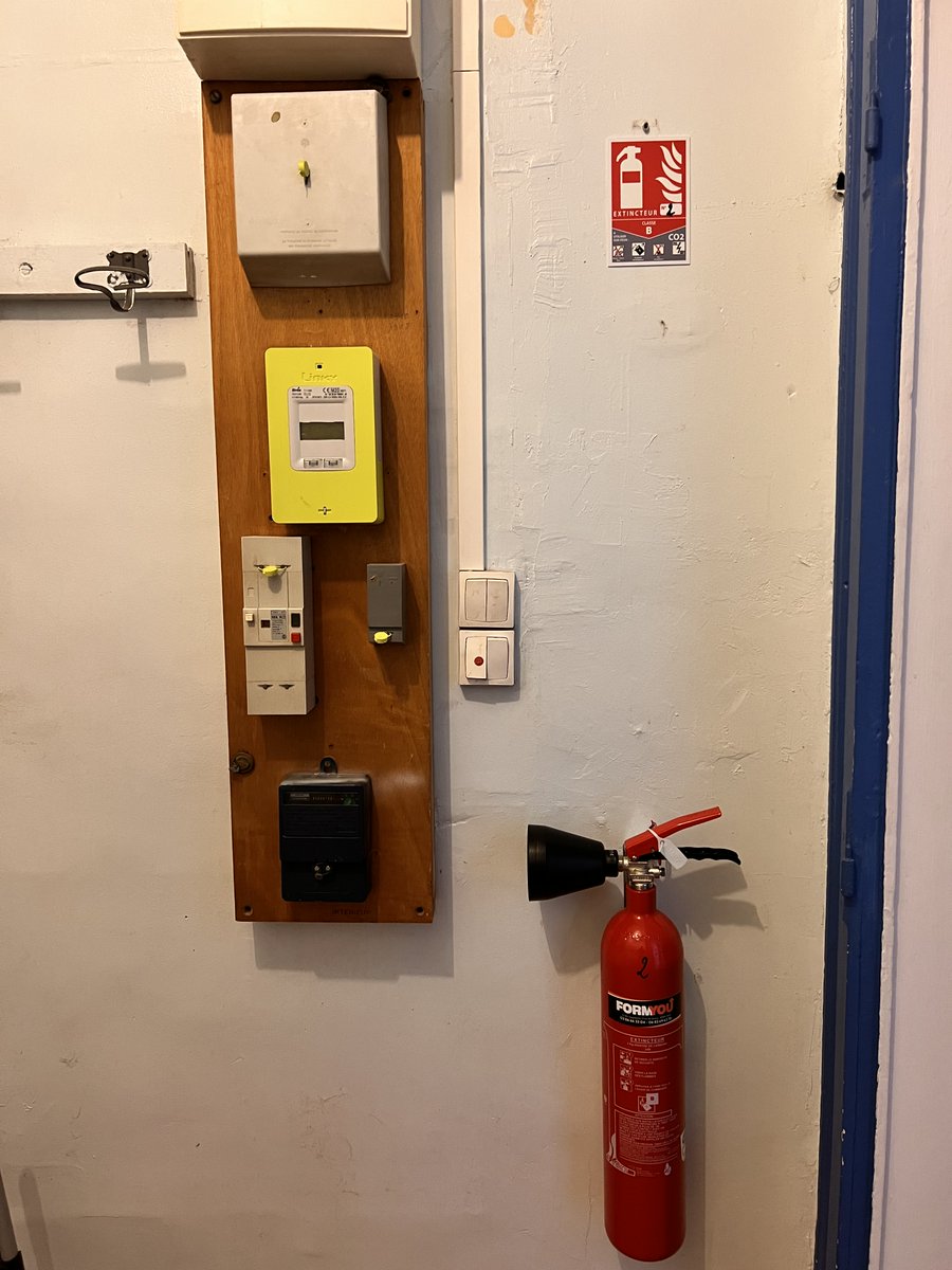 FormYou6's tweet photo. 👉 Installation d’#extincteurs 🧯 et d’alarmes #incendie 🚨 dans deux nouvelles boutiques à #Sens ! 
➡️ FormYou vous accompagne sur l’élaboration de vos plans d’évacuation, #DUER, et la mise en place d’outils réglementaires pour assurer la bonne conformité et la sécurité de tous! https://t.co/4qeQZYtwMQ