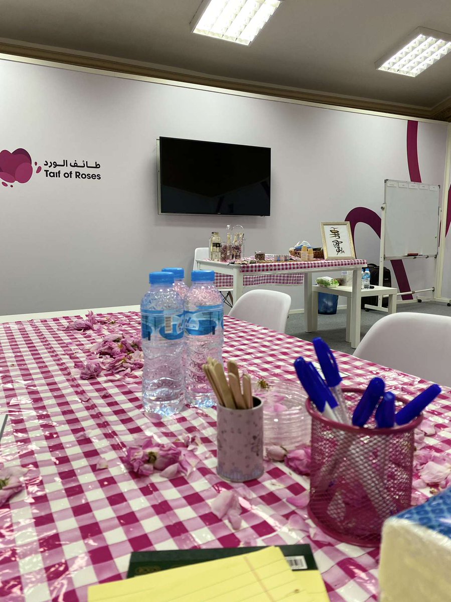 aea_otb's tweet photo. تشرفت بتقديم ورشة (تشكيل الورد بالريزن) ضمن فعالية ورش عمل عبق التي تقدمها وزارة الثقافة في مهرجان ورد الطائف https://t.co/kDKIRCFghG