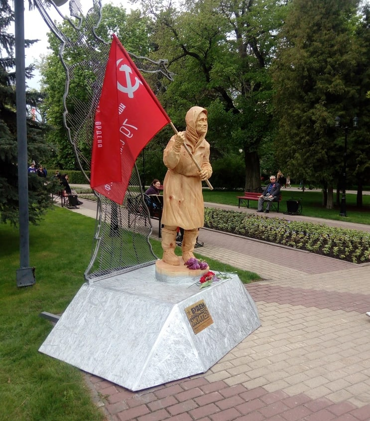 kpru's tweet photo. 9 мая в самом центре Воронежа установили скульптуру бабушки с красным флагом 

Фото: Елена Федяшева https://t.co/Br9BmQY9PH