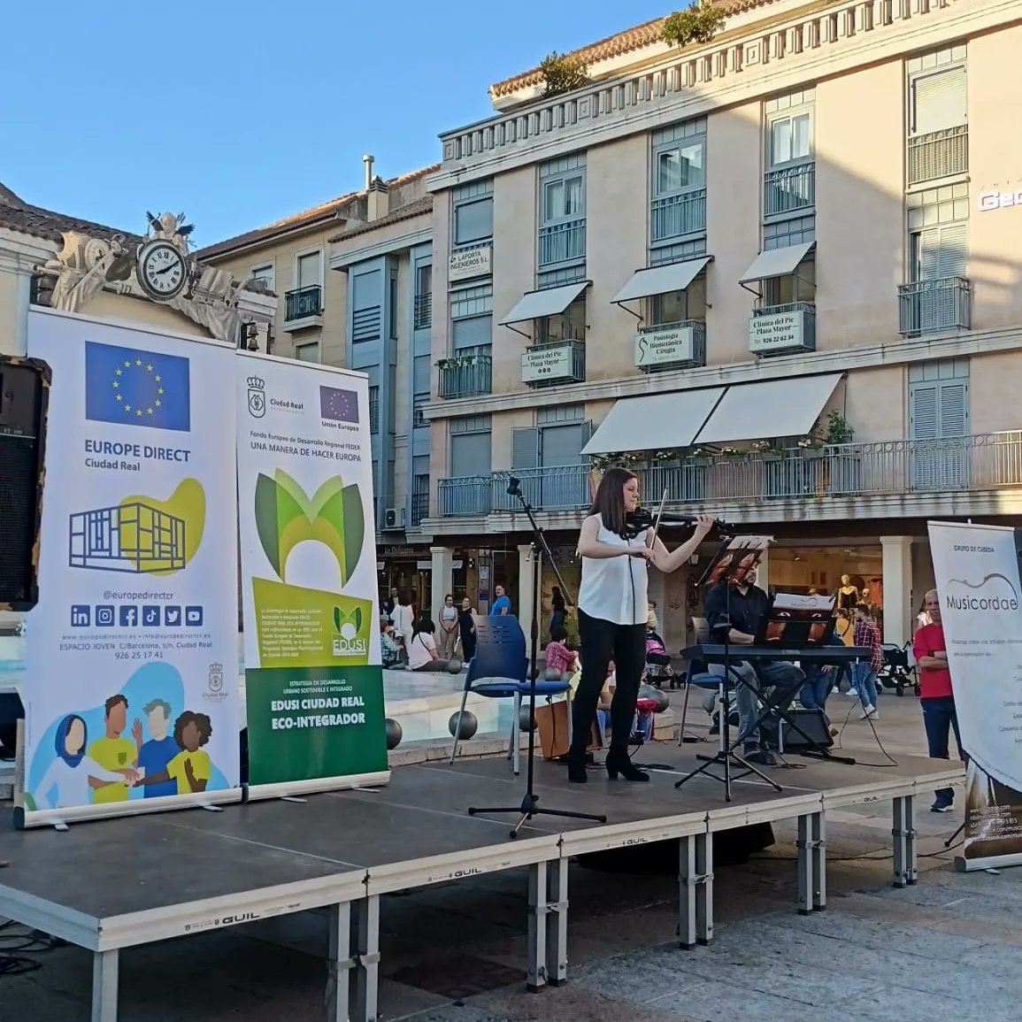 EuropeDirectcr's tweet photo. #DiaDeEuropa Música, juegos y manifiestos nos han acompañado este 9mayo

🇪🇺un deseo para Europa ha cerrado la tarde, recogiendo PAZ como el mayor deseo 
💡Junto a @EDUSICiudadReal apostamos por la eficiencia energética regalando una bombilla LED a cada ciudadan@
@ComisionEuropea https://t.co/iX7Fl3d1RM