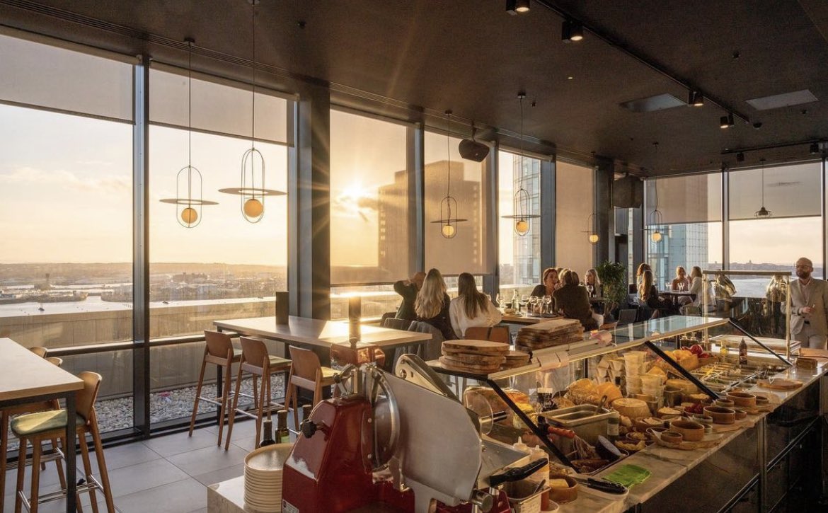 INNSiDE Liverpool was designed with the city views in mind 💜

And with 360° of breathtaking panoramic angles, soak up the city, sunsets and vibes on floor 18.

#SkyBar
#Liverpool
#StayCurious
#INNSiDELPL