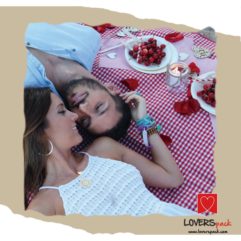 Lovers_pack's tweet photo. @galabarcelona14  disfrutando de nuestro Outdoor Pack Terral, al lado del mar. Los packs para #picnics que diseñamos son para los Lovers más auténticos y exigentes. 
Este y otros packs para #picnicsrománticos en https://t.co/685l4bGDD1
#sorprenderalapareja #enpareja #amor #love https://t.co/WEphBCof7z