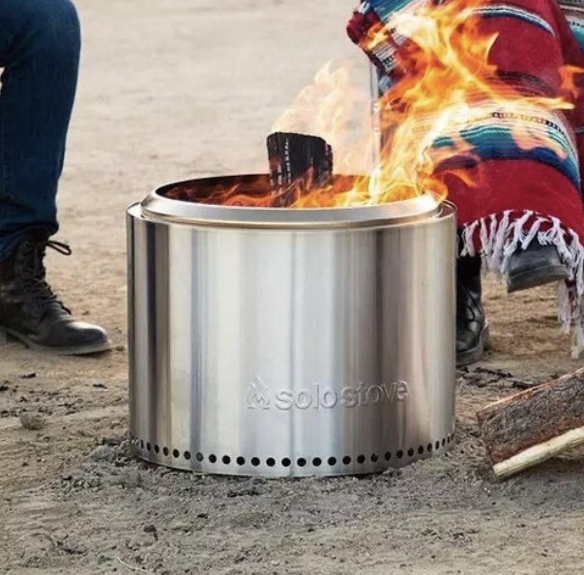 Our favourite smokeless fire pit- works great on back decks, beaches, etc!

#solostove #firepit #smokelessfire #fireonthebeach #campfire