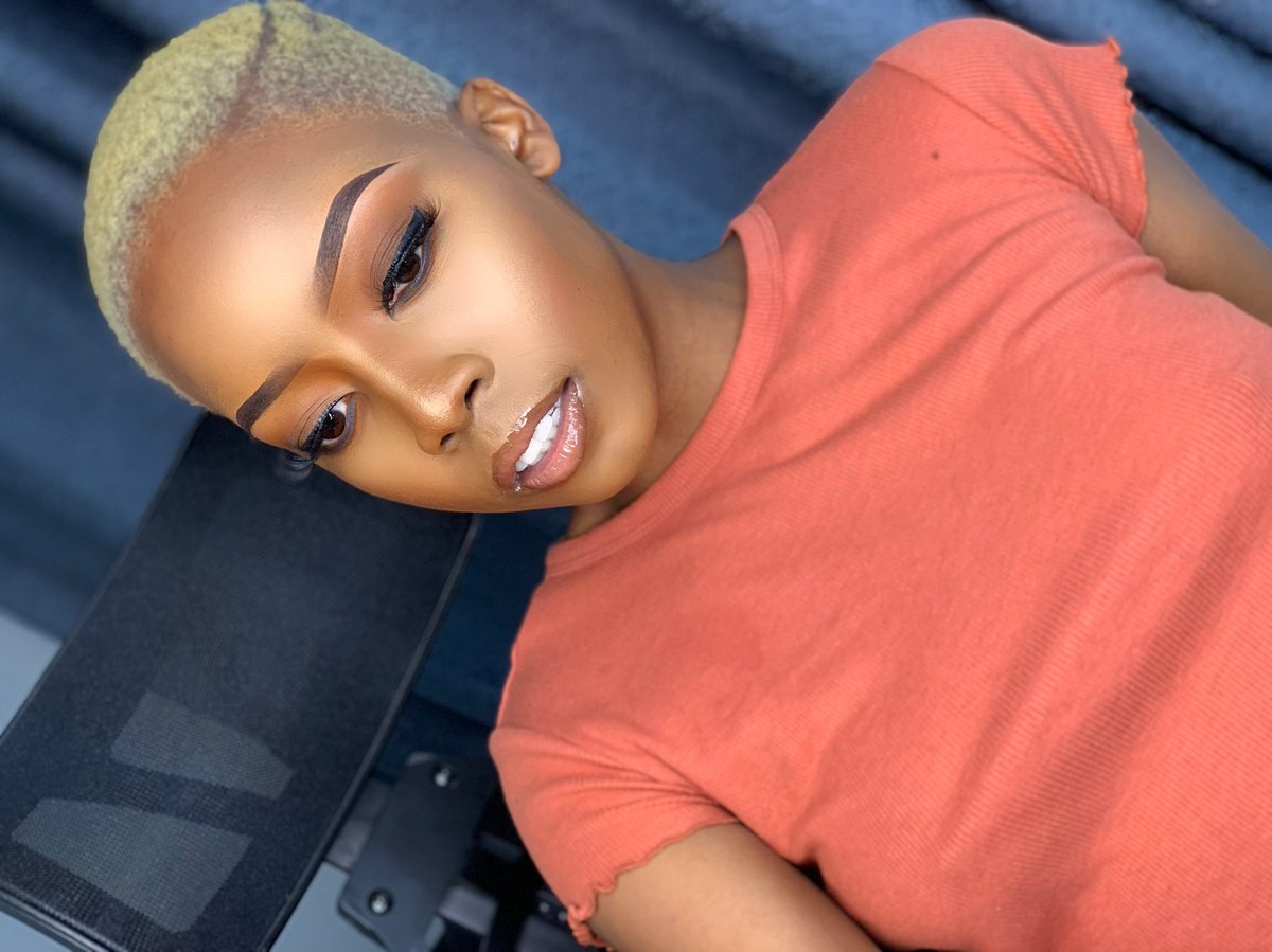 DebrahMoyo's tweet photo. @terrymap1 Harare based makeup artist. Our prices range from $25-$35. Located at corner 5th street and Kwame Nkrumah. Call or app 0777818918 for bookings. https://t.co/XKtIMYyASt