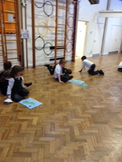 Y1OLOL's tweet photo. Last week in Geography, we were learning about the 4 countries of the U.K. We had a relay race to see who could put the 4 countries, flags and oceans in the correct place! Lots of brilliant teamwork! @OLOLCPrimary https://t.co/kgTqutcvSN