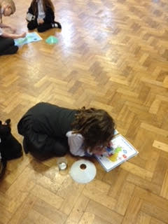 Y1OLOL's tweet photo. Last week in Geography, we were learning about the 4 countries of the U.K. We had a relay race to see who could put the 4 countries, flags and oceans in the correct place! Lots of brilliant teamwork! @OLOLCPrimary https://t.co/kgTqutcvSN
