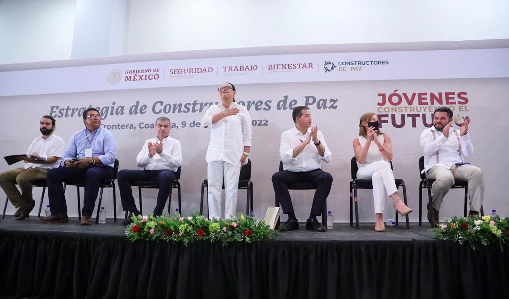 rosaicela_'s tweet photo. #Hoy presentamos la estrategia de #ConstructoresDePaz🕊en #Frontera, #Coahuila para evitar que nuestros jóvenes se unan a las filas de la delincuencia.
Trabajamos de manera coordinada atendiendo las causas que generan la violencia. @mrikelme @tatclouthier @RicardoMeb https://t.co/5ckx0IOod6