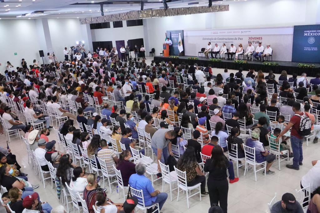 rosaicela_'s tweet photo. #Hoy presentamos la estrategia de #ConstructoresDePaz🕊en #Frontera, #Coahuila para evitar que nuestros jóvenes se unan a las filas de la delincuencia.
Trabajamos de manera coordinada atendiendo las causas que generan la violencia. @mrikelme @tatclouthier @RicardoMeb https://t.co/5ckx0IOod6