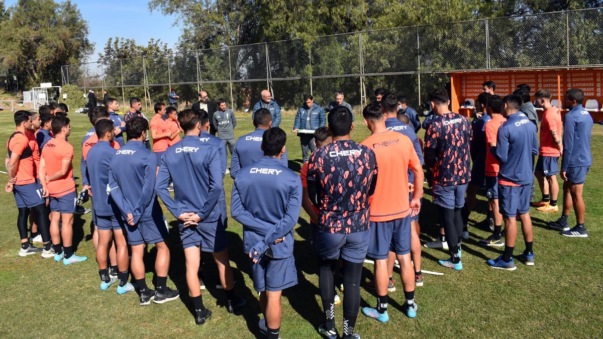 arielholan_DT's tweet photo. Feliz de estar de vuelta en mi casa en Chile 🇨🇱 @Cruzados ⚪️🔵
Muy agradecido por el cariño y la confianza en este momento del club. 
Hoy tuvimos nuestro primer día con los jugadores y ya comenzamos con todo el trabajo que tenemos por delante. 
Vamos todos juntos 🙌🏻 https://t.co/l8m78iESjv