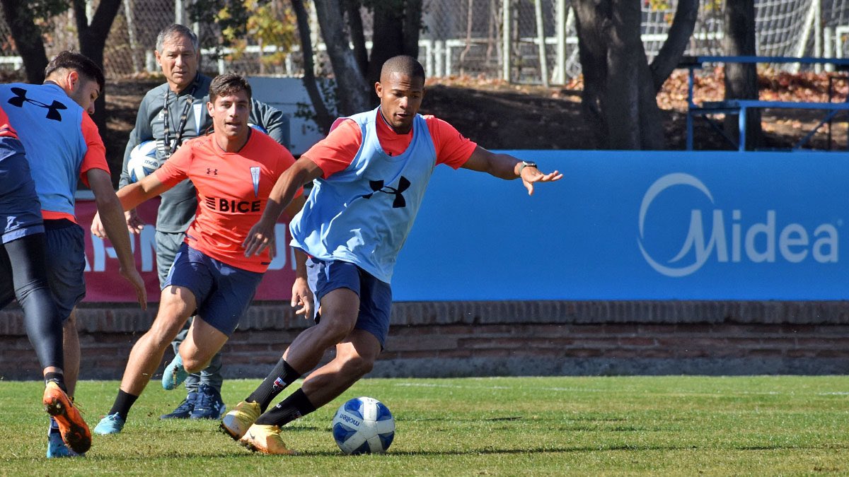 arielholan_DT's tweet photo. Feliz de estar de vuelta en mi casa en Chile 🇨🇱 @Cruzados ⚪️🔵
Muy agradecido por el cariño y la confianza en este momento del club. 
Hoy tuvimos nuestro primer día con los jugadores y ya comenzamos con todo el trabajo que tenemos por delante. 
Vamos todos juntos 🙌🏻 https://t.co/l8m78iESjv